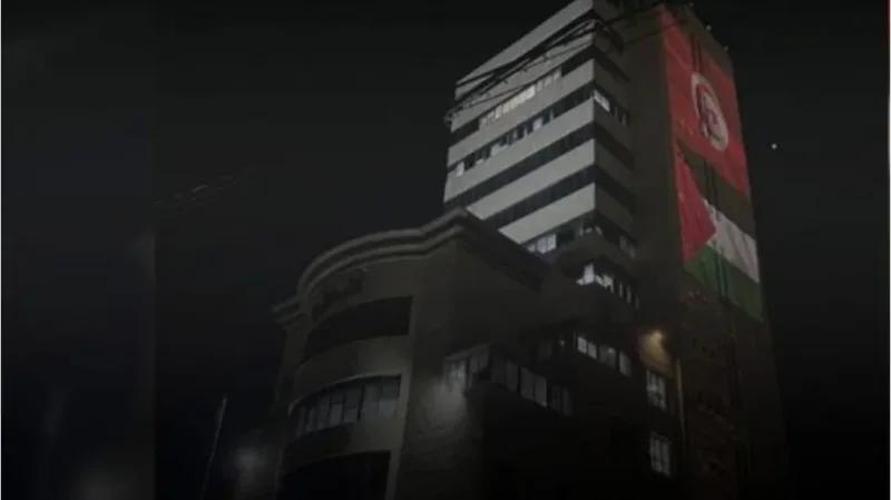 برج الإذاعة والتلفزيون الفلسطيني يُضيء بعلم تونس احتفاء بعيد الثورة