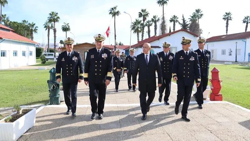 وزير الدفاع يؤدي زيارة ميدانية إلى القاعدة البحرية بمنزل بورقيبة