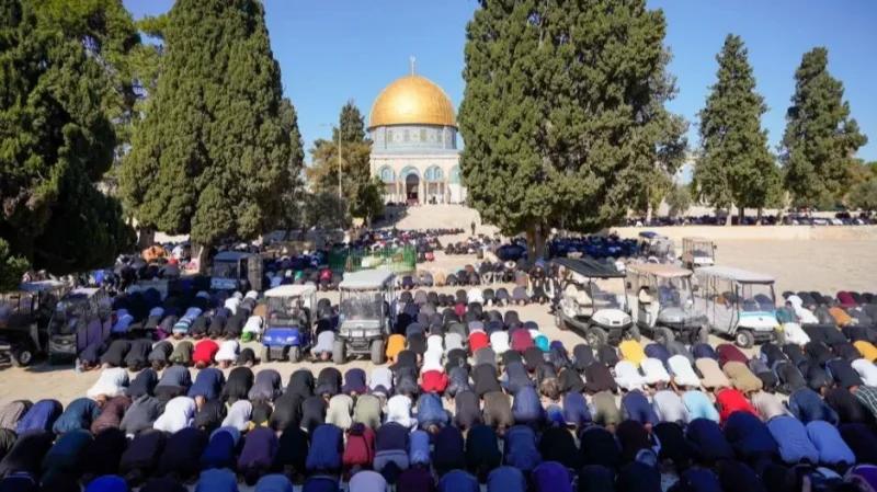 رغم المضايقات والاستفزازات..الآلاف يؤدون الجمعة في المسجد الأقصى