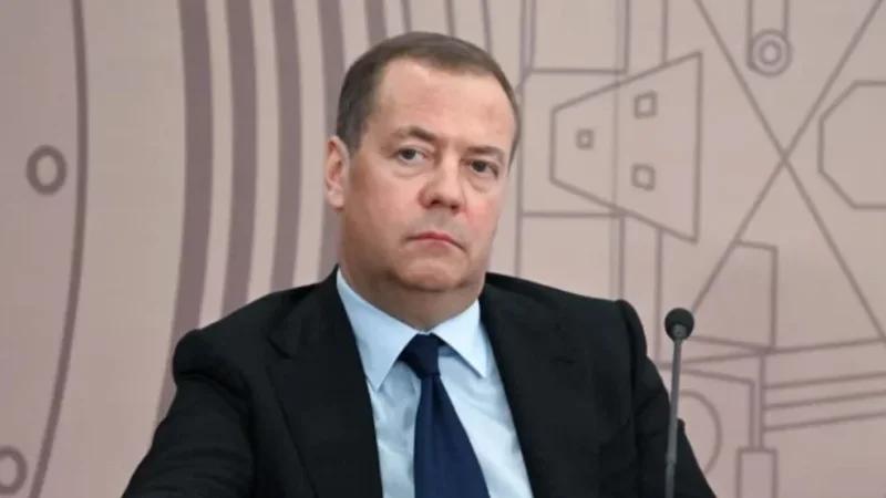 ميدفيديف: غرينلاند قد تصوت للانضمام إلى روسيا إذا لم يسارع ترامب بضمها