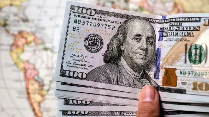 الدولار يُحافظ على مكاسبه بعد تراجع ترامب عن تهديد الرسوم الجمركية