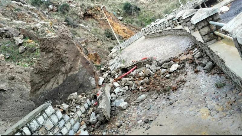 انزلاق أرضي بساحل الإبر في طبرقة