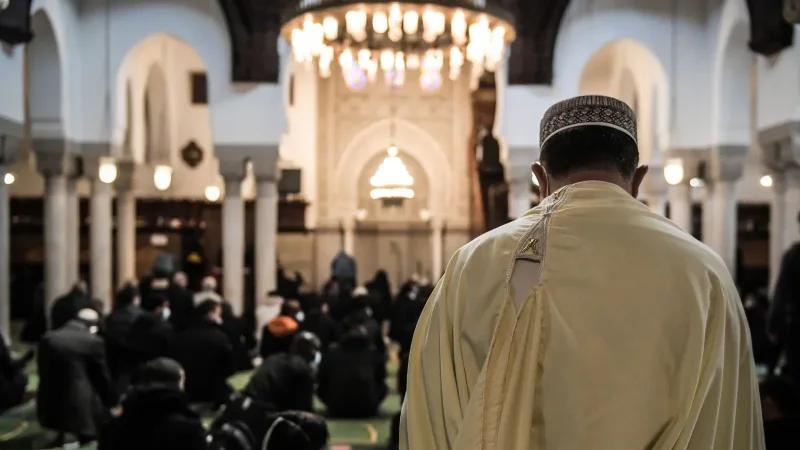 رمضان.. مسلمو فرنسا بين بيان المسجد وقرار المجلس