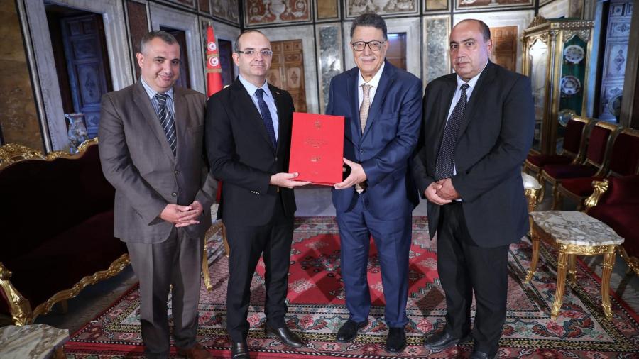 Bouasker remet le rapport de l'ISIE sur les législatives de 2022