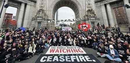 USA: Jewish pro-Palestine demonstrators block the Manhattan Bridge in New York