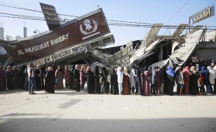 In G.a.za, a 25 kg bag of flour sells for up to 1,300 dollars!