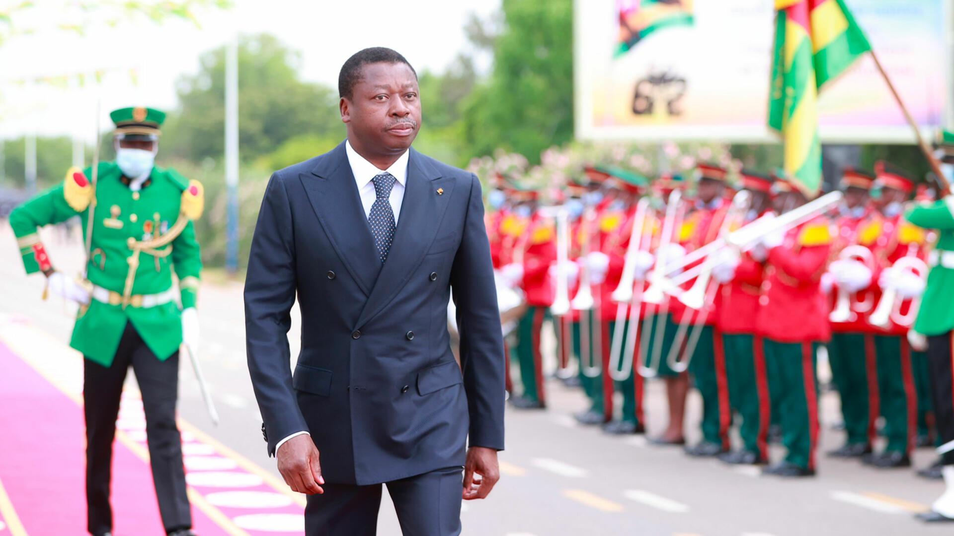 Un séisme en Afrique : Le président togolais renonce à ses pouvoirs et instaure un...