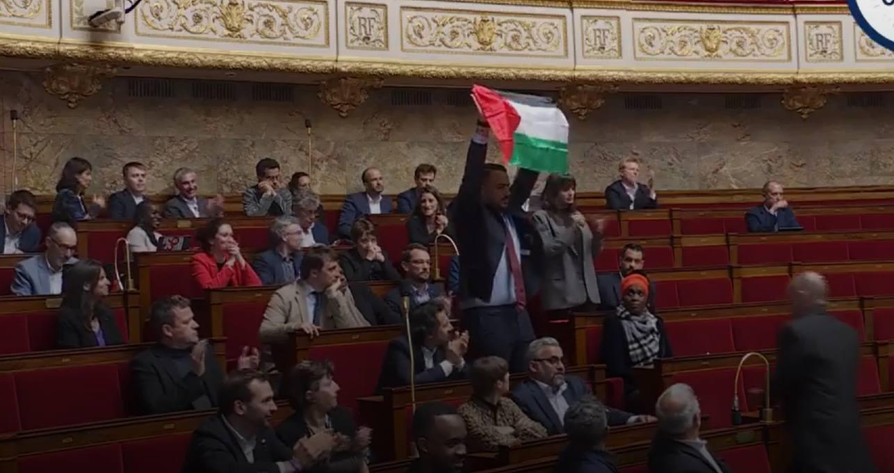 France – Brandissement du drapeau palestinien à l’Assemblée : Un député exclu pour 15 jours