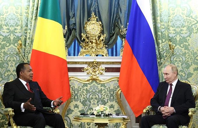40 ans de règne absolu au Congo encensent 24 ans d’autocratie en Russie, Tout est...
