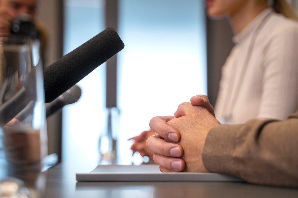 Débat télévisé au Brésil: Un candidat jette une chaise sur son opposant