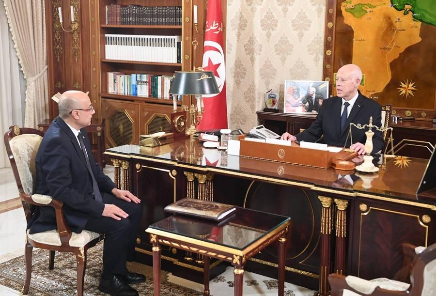 Kais Saied salue l’armée tunisienne pour sa bravoure lors des élections et la défense des...