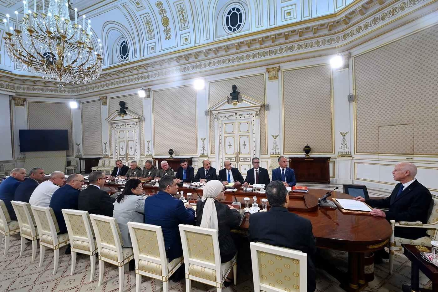 Tunisie : Kais Saïed intensifie la guerre contre la corruption et appelle à réformer l’économie...