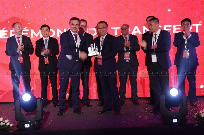 Partenariat stratégique : le groupe chinois Sinoma entre officiellement dans l’usine de ciment de Jebel...