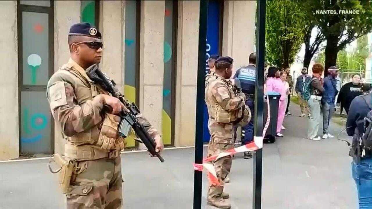 France : Un élève adorateur d’Hitler attaque au couteau ses camarades, un mort et des...