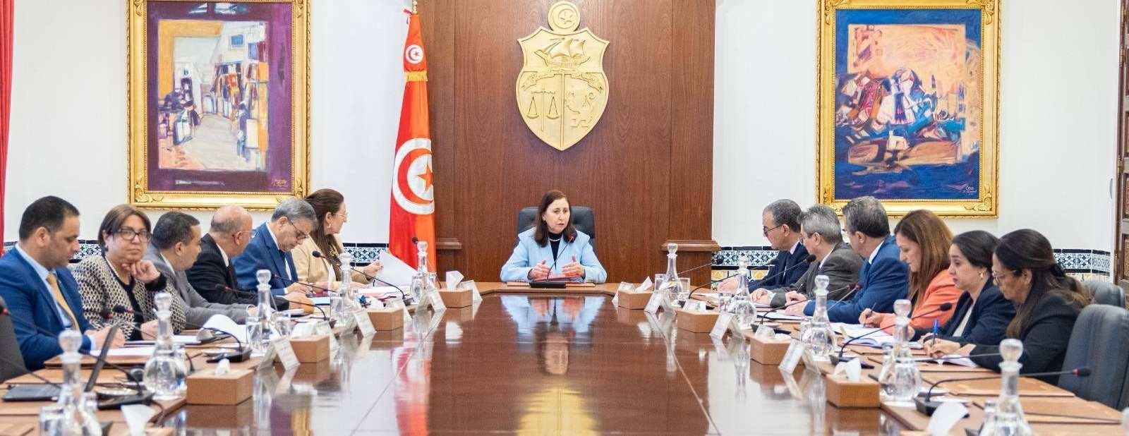 Le gouvernement appelle les banques à jouer un rôle moteur dans l’investissement et la relance...