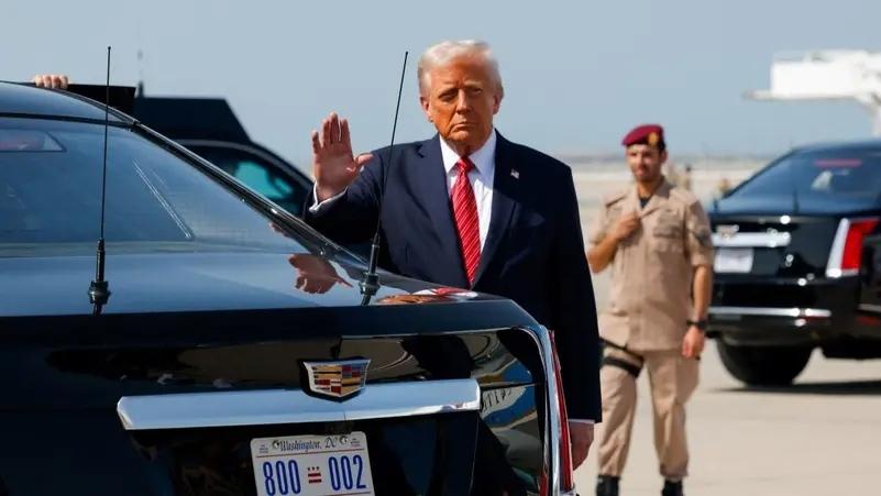 Trump poursuit sa tournée dans le Golfe par le Qatar et les Émirats